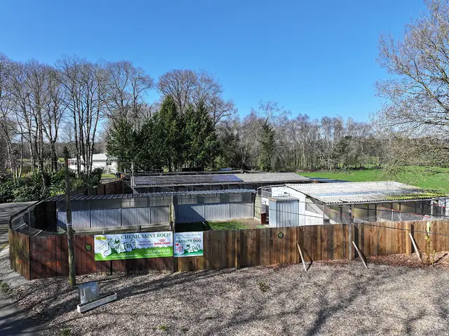 Clôture et panneau du Chenil Saint-Roch, pension pour chiens et chats